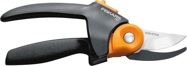 Product image of Fiskars Pruning Shears, Bypass Pruner that Cuts Through Stems up to 3/4-Inch, PowerGear Technology For More Power on Every Cut